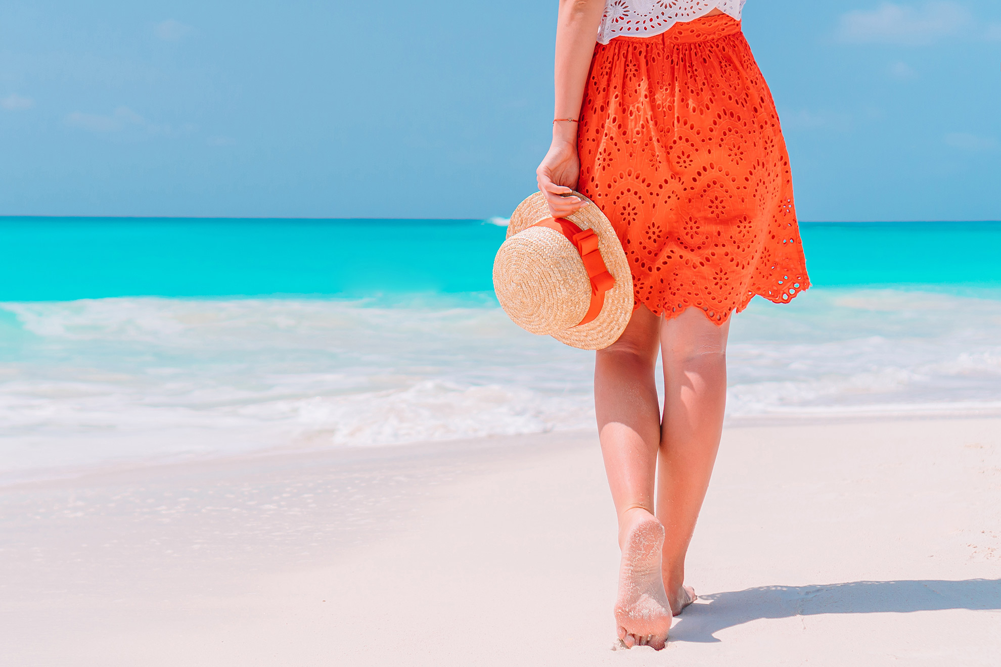 Kobieta na plaży bez butów, ilustracja do artykułu o espadrylach