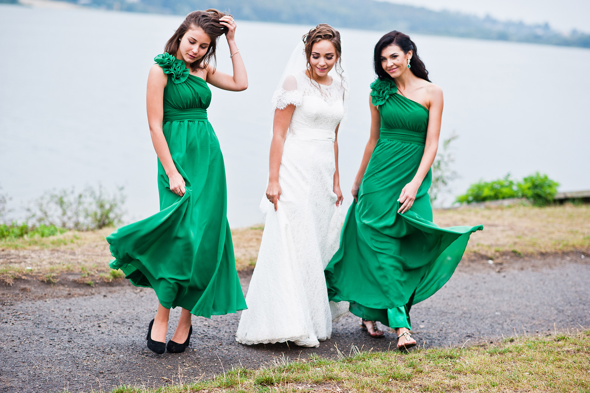 Kobiety w zielonych sukienkach i panna młoda, ilustracja do artykułu o żakietach do zielonej sukienki