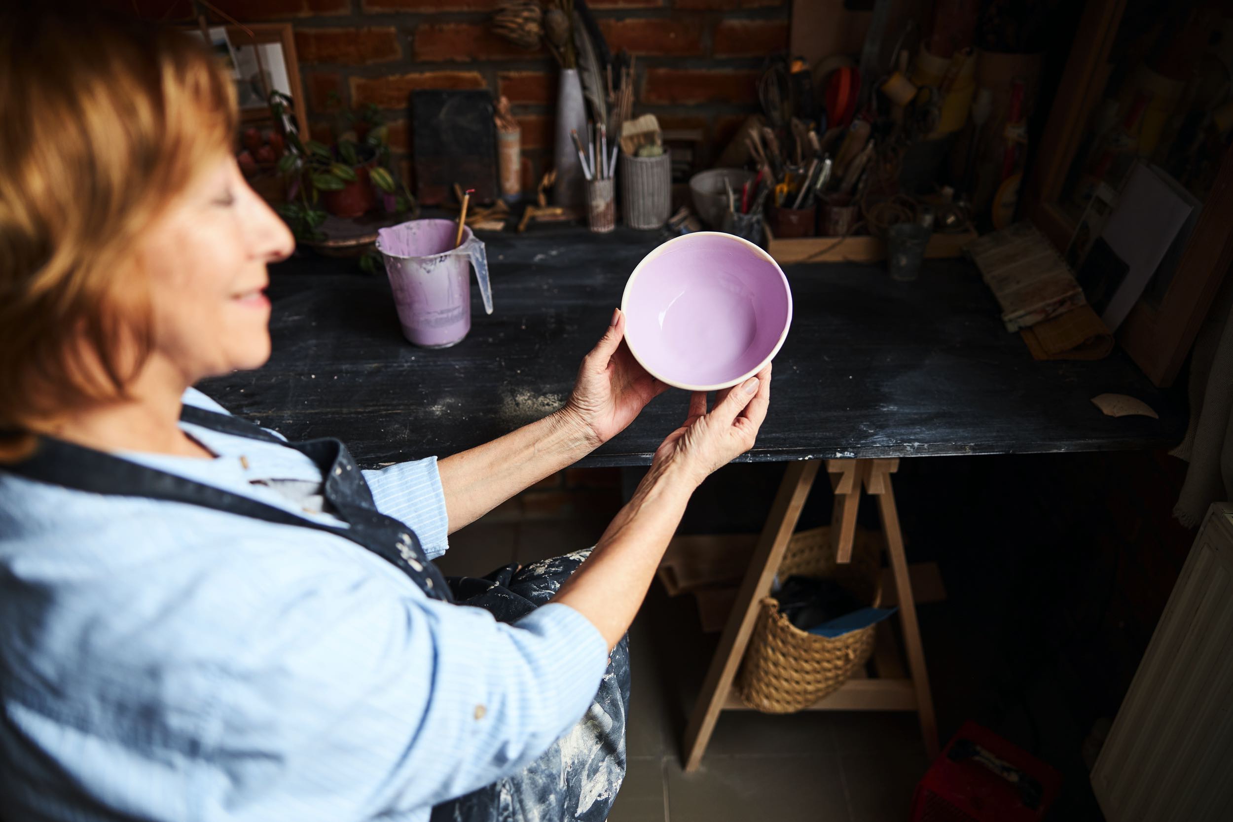 Kobieta robiąca ceramikę