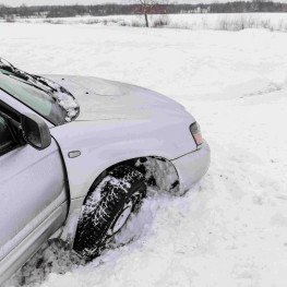 Kierowca spóźniony do pracy wylądował autem w polu przez przymrozki