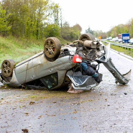 Pijany kierowca uciekł z miejsca dachowania, zostawiając pasażera