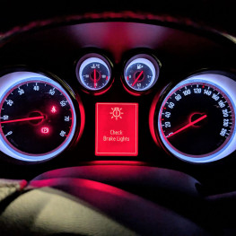 Kiedy bezpiecznie ignorować komunikaty komputera pokładowego? Mechanicy radzą