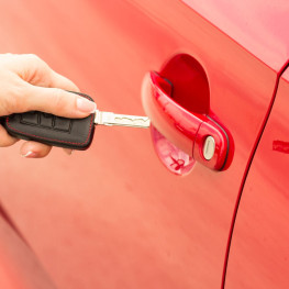 Jak otworzyć samochód bez kluczyka? Praktyczne porady na awarie