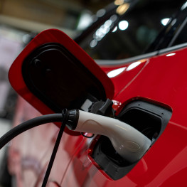 Hybryda pokonuje 2000 km na jednym tankowaniu - oszczędniejsza niż diesel!