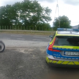 Motocyklista próbował przekupić policjantów. Zatrzymano go po kontroli prędkości