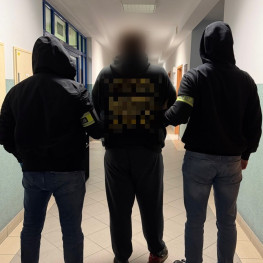 Pasażer wybił szybę w autobusie i opluł kierowcę. Szkody przekroczyły 18 tys. zł